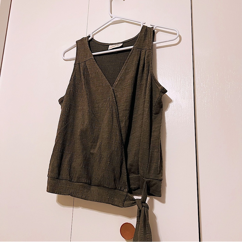Universal Thread tank top. Green shirt.